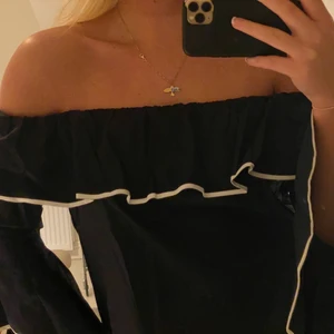 Off shoulder tröja från Zara - Svart off shoulder tröja från zara med vita detaljer. Storlek M! Skriv om ni har fler frågor⭐️