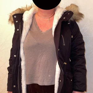 Höst/vår jacka - En svart höst/vår jacka endast använd ett fåtal gånger då jag tycker dem är för kall för mig. Inköp för ca 2 veckor sedan. Man kan även spänna in bandet i midjan för att framhäva sin egna midja på ett tydligt sätt. 