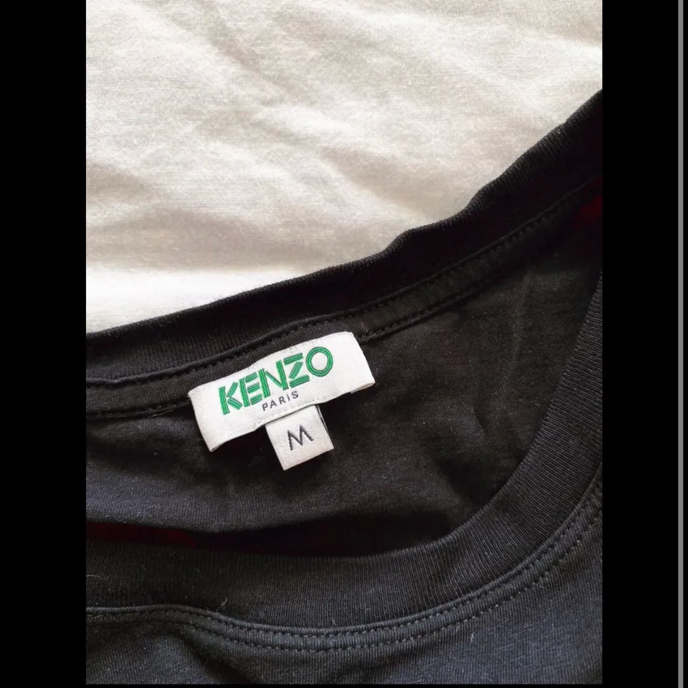Säljer nu min fina kenzo T-shirt i nyskick, använd fåtal gånger och den ser ut som ny. 450kr+frakt. T-shirts.