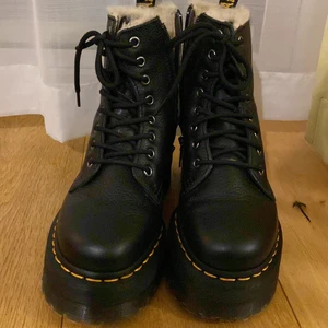 höga dr.martins  - höga dr.martins i svart. har bara använt 2 gånger i typ 10 min. I väldigt bra skick!! Vinter skor. Dom är i storlek 37. Vi kan bjuda på frakten 