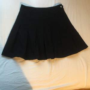 Svart pläd kjol från hm. Använd rätt så många gånger men är i bra skick. Köparen får stå för frakten 💕💕