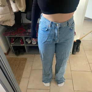 Zara jeans - Zara jeans med hög midja och perfekta längden😌. Strl 40/M. Skriv vid frågor eller bud💞💞