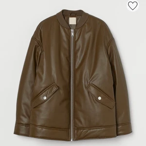 Jacka i skinnimitation - Säljer min så snygga grön/bruna jacka i skinnimitation då jag har en liknande redan.💘 oversize i storlek s!  perfekt nu till våren!🌸 250kr + frakt 