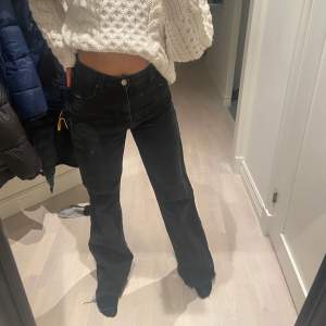 Zara high waist long leg svart jeans i storlek 36 :) säljes för 100 kr eller bud 