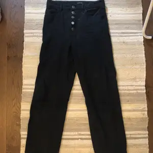 Ett par svarta bekväma jeans från Lindex, använt väldigt mycket men fortfarande i ett bra skick. Säljer pga för små
