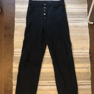 Svarta jeans strl 36 - Ett par svarta bekväma jeans från Lindex, använt väldigt mycket men fortfarande i ett bra skick. Säljer pga för små