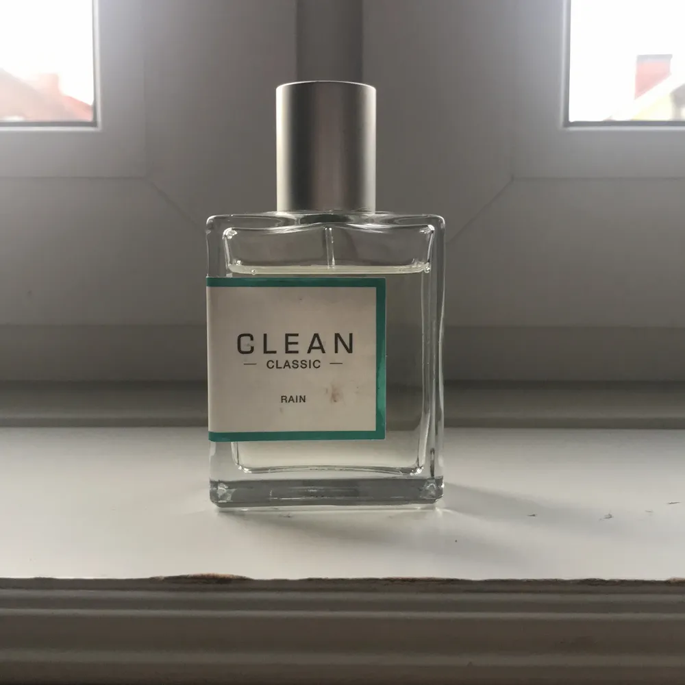 Säljer min Clean parfym då jag använder en annan parfym. Den är på 60 ml och det är mycket produkt kvar💜 Det är fläckar på etiketten från att ha legat i necessär därav det låga priset. Övrigt.