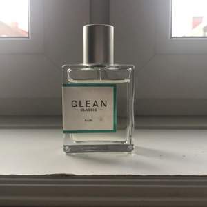 Säljer min Clean parfym då jag använder en annan parfym. Den är på 60 ml och det är mycket produkt kvar💜 Det är fläckar på etiketten från att ha legat i necessär därav det låga priset
