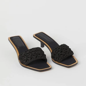 Helt ny klackar/sandaletter - 🖤Helt nya klackskor från HM🖤 jätte fint virkat. I storlek 39! Nypris var: 349kr