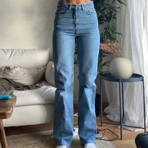 Säljer mina weekday jeans i modellen Row då jag redan har ett likadant par i en annan storlek. Just därför är dessa knappt använda. Jag är 175 för referens och dessa är perfekt långa för mig! Köparen står för frakten. Storlek 26/34.