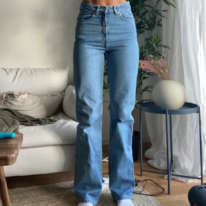 Weekday row jeans - Säljer mina weekday jeans i modellen Row då jag redan har ett likadant par i en annan storlek. Just därför är dessa knappt använda. Jag är 175 för referens och dessa är perfekt långa för mig! Köparen står för frakten. Storlek 26/34.