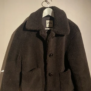 Jacka Zara - Fluffig brun jacka från Zara. Inte min stil så den kommer tyvärr aldrig till användning.