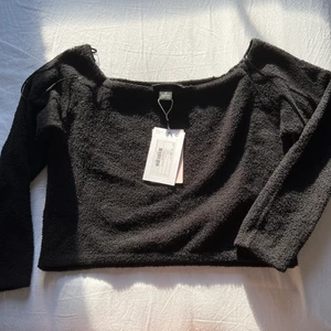 Fluffig Top - Croptop från Monki, ”fluffigt” material. Inte använd, prislapp är kvar! Finns i vit med!! Inga bud, säljer till första som matchar pris! ❤️❤️