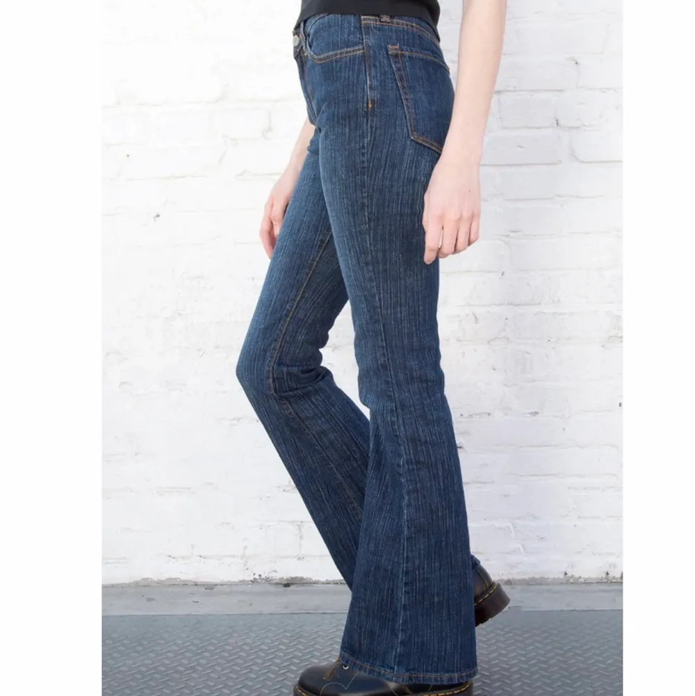 Säljer dessa mörkblå lowrise jeans från Brandy Melville. Dyr och jobbig process att skicka tillbaka de så därför tänkte jag försöka sälja de här :). Helt oanvända med lapp och allt kvar. De kostar 40€ (417kr) nya på hemsidan, jag säljer de för 300! Hör av er om ni är intresserade eller har frågor. De var lite för långa på mig som är 166cm. Skulle nog passa någon som är 170+cm bättre.. Jeans & Byxor.