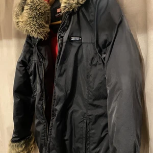 y2k jacka - super fin och nästan helt oanvänd, köpt online och den va lite för tajt för mig brukar ha L i jackor för att ha dom oversized. storlek 36/M passar mindre också. köpt för runt 400-500kr säljer för 80 kr+ 99kr frakt annars möts jag brommaplan då blir de 100kr ❤️