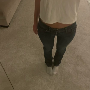 Lågmidjade jeans - Säljer ett par mörkblå , lite utsvängda, jeans eftersom jag har ett par lika!! Sitter jättesnyggt!