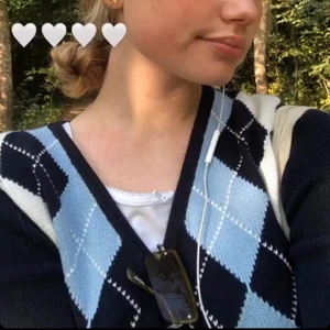 brandy melville cardigan  - säljer min brandy melville elizabeth cardigan. superbra skick och passar xs-s. 💓