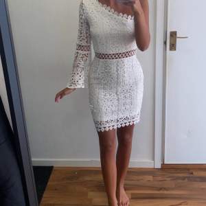 Säljer denna fina vita klänning! Helt oanvänd enbart provad! Passar perfekt som studentklänning eller skolavslutningsklänning!   Klänningen är i storlek S/36