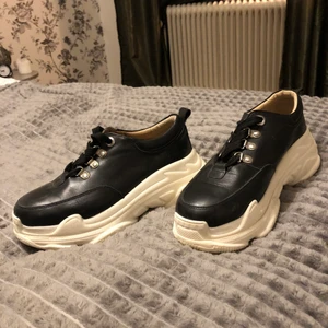 K.Cobler sneakers  - Knappt använda sneakers i äkta läder förutom den vita sulan. Storlek 36/37. Köparen står för eventuell fraktkostnad.