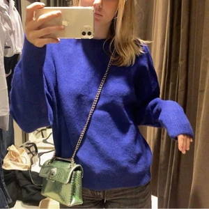 Zara tröja - Säljer denna snygga mörkblåa stickade tröja från Zara! Super skön och härlig men får ingen användning. Skicket är bra, är dock lite nopprig men inget man tänker mycket på. Slutsåld på hemsidan!💕