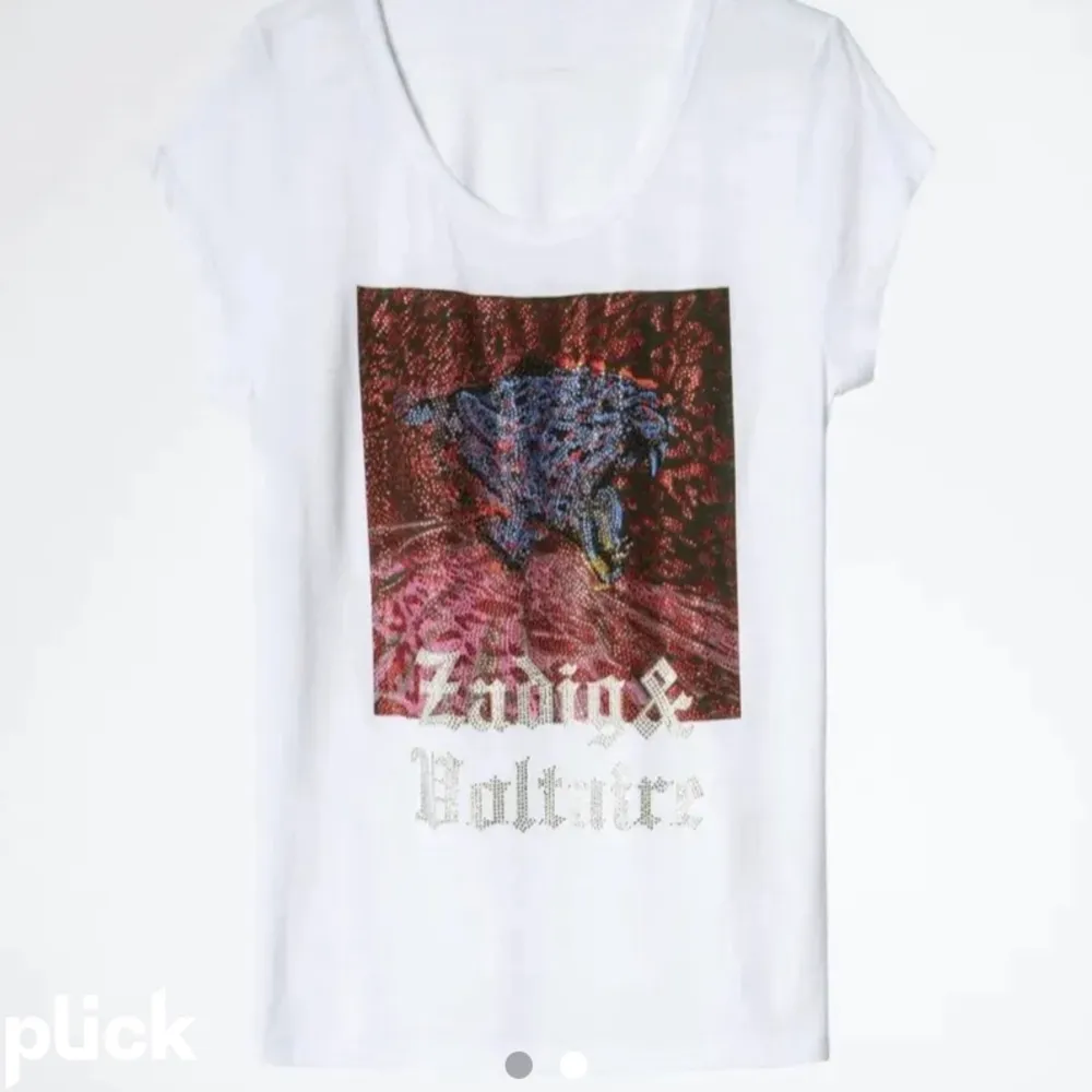 Säljer min helt slutsålda Zadig t-shirt. Den är i jättebra skick och sparsamt använd!!!  Säljer den för att den tyvärr inte kommer till användning längre. Storlek S men är lite oversize så passar även en M✨💕 skriv om fler bilder!!🙌. T-shirts.
