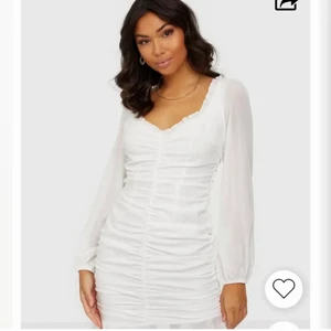 Kiss the sky klänning stl xs nelly - Jättefin klänning från nelly i storlek xs. Endast använd vid ett tillfälle, slutsåld på hemsidan. Funkar perfekt som examen/studentklänning!🥰