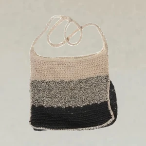 Väska - Jättefin virkad väska i olika färger. Bredd ca 31cm, längd 31cm. Skriv om du har fler frågor, köparen står för frakt :)