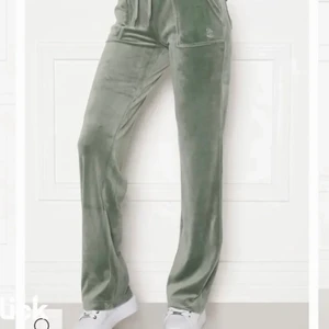 Juicy couture byxor  - Säljer mina byxor i färgen chinois green. Topp skick men tyvärr för korta för mig. Köpte för nu pris. Kan även tänka mig byte så kontakta mig (storlek L gäller byte) pris kan diskuteras 
