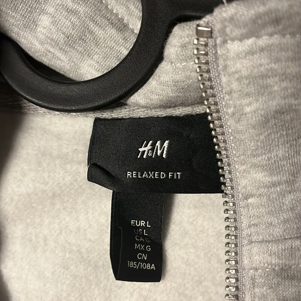 Säljer denna gråa jättesnygga tröjan från H&M eftersom att jag inte använder den. Skicket är 10/10 och har endast testats på.                                                                   Köparen står för frakt.                                                            Släng iväg ett meddelande om du är intresserad🙌🤝. Tröjor & Koftor.