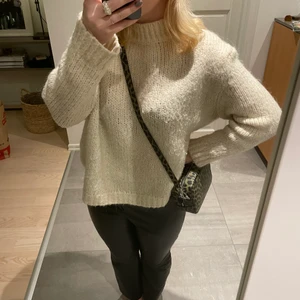 Vit tjocktröja!💕 - Säljer denna ursnygga tjocktröja!!! Perfekt nu i vinter och ett måste i gaderoben!❤️‍🔥😚💕