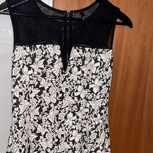 Peplum top  - Ett jätte fint plagg, dock passar den inte min stil lämgre. Använd ett par gånger och det är ingen fel på den.