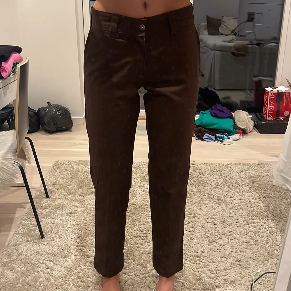 svinsnygga bruna dickies byxor som tyvärr är för korta för mig som är ca 180 cm, helt klart bra skick, nästintill oanvända. Köparen står för frakten och jag ansvarar inte för postens slarv 🤎🤎🤎🤎🤎. Jeans & Byxor.