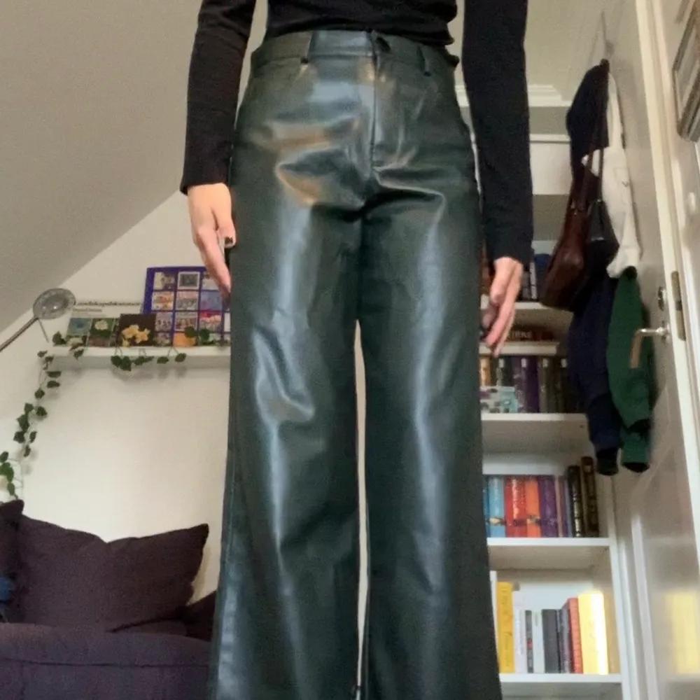 Extremt bekväma byxor från Zara i fakeskinn/fakeläder! Passar bra på mig som oftast har storlek S! Köparen står för frakten, skriv privat om du undrar något🥰. Jeans & Byxor.