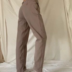 Kostymbyxor🤎 - Kostymbyxor i lite mörkare beige. Har blivit insydda i midjan men det märks knappt. 