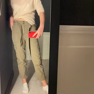 Ralph Lauren Cargobyxor  - Gröna cargobyxor från Ralph Lauren med tillhörande skärp. Notera att byxorna är lite för små så därför sitter de lite konstigt på mig. Frakt ingår☺️