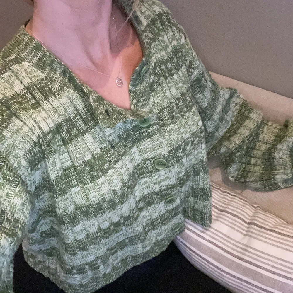 Superfin grön stickad tröja från Emilie Malou x NA-KD. Fint skick, endast använt fåtal gånger.  (Orrättvist ljus på min bild). Tröjor & Koftor.