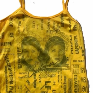 Unikt linne  - Så så så coolt linne som jag köpte på plick för ett tag sedan men jag insåg att gul inte är min färg:-( Linnet hade ett litet hål på sidan men det har jag fixat så det ej syns längre! Frakt blir 37/45 eller 66 med spårbart😇