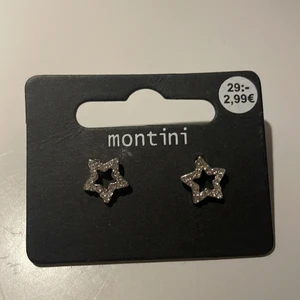 silvriga stjärn örhängen - Silvriga örhängen i stjärnform med små ”diamanter” köpt på ur&penn! Köpt för 29kr säljer för 10kr+13krfrakt! Jättefina men använder inte silver smycken!!