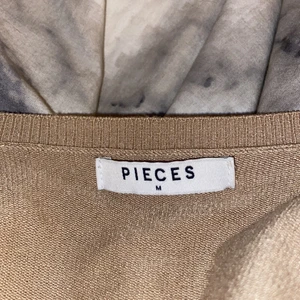 Pieces - Den har jätte fina koftan från pieces säljer jag  för använder den tyvärr inte men om du är intresserad av den kontakta mig,jag kommer bara mötas upp i Sthlm❤️