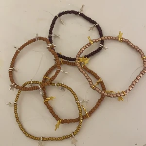 Blandade armband  - Säljer dessa egengjorda armband, 3 för 35kr och gratis frakt. 1 för 25kr och 2 för 30kr och gratis frakt ✨💜