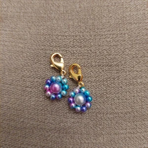 2 söta berlocker  - 2 färgglada berlocker.