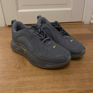 Nike air Max 720 skor stl: 40 - Nike air Max 720 skor                                                             Stl: 40 men lite små i storlek.                                             Är i bra skick med endast några små slitningar som på bilderna.                                                                               Nypris: 1300 kr. Köpta på Nike.com                                  Finns att hämta i Askim 