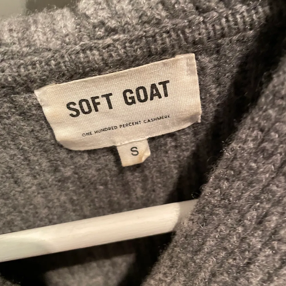 En grå soft goat hoodie som är ribbad, i storlek S. Använd men i väldigt bra skick.. Tröjor & Koftor.