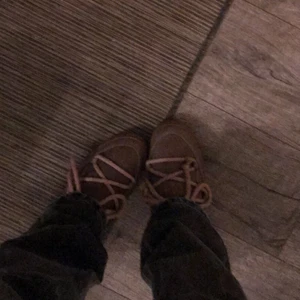 Inuikiis - Säljer mina helt oanvända inuikiis! Skivkas i original kartong! Säljer pga av att dem inte gick att skicka tillbaka och dem var lite för stora för mig.❤️ Storlek 38! Köptes för 2400!