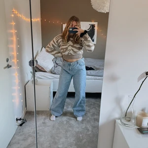 Blåa jeans från BikBok - Superfina jeans från bikbok som tyvärr är lite för stora för mig men annars i bra skick. Storlek 32 och jag är 165cm lång.