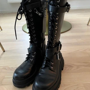 Zara chunky boots - Boots i bra skick. Skada framme vid tårna som knappt syns om man inte ser mer nära! Använda fåtal gånger, inte min stil bara! ❤️🥰