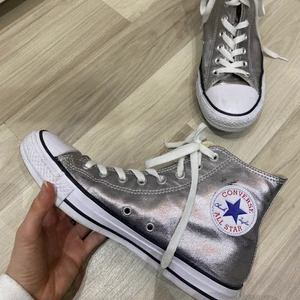 Metallic Converse🤖 - Superfina silvriga Converse i storlek 41, säljer för att de är för stora för mig som vanligtvis har storlek 40🤍 Använda oerhört lite men har några skador (se bild 3). Köpta för 800 kr.