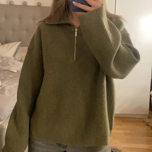 Grön stickad tröja  - Säljer min fina gröna stickade tröja med en liten dragkedja då den inte kommer till användning! Använd 1 gång så den är i väldigt bra skick