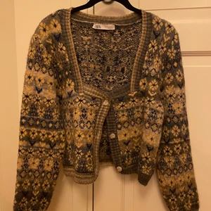 Mönstrad kofta  - Väldigt skön och unik kofta från zara