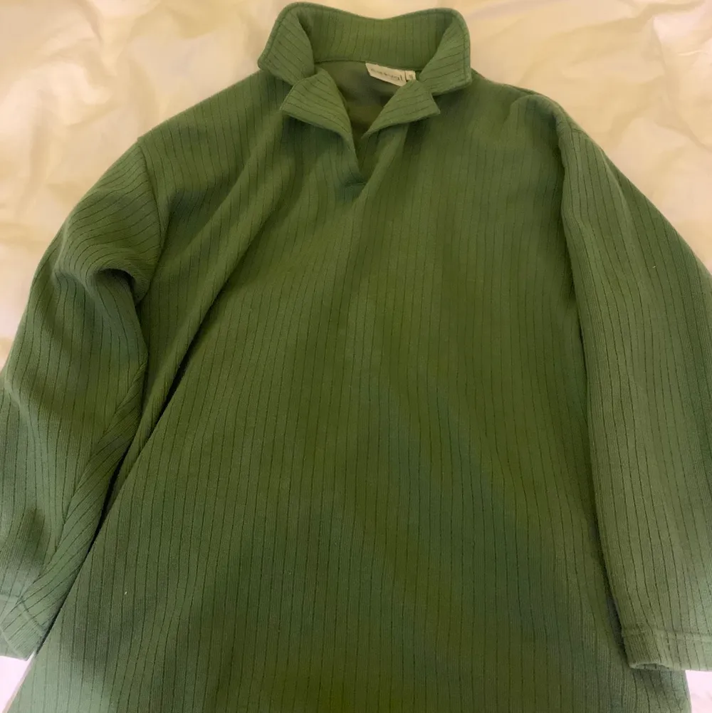 En ljus grön stor tröja från secondhand perfekt som sov tröja. Tröjor & Koftor.